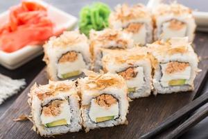 rollos de sushi con salmón teriyaki