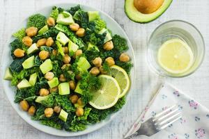 Salad with savoy cabbage, avocado and chickpeas