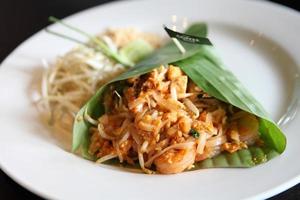 comida tailandesa padthai fideos fritos con camarones foto