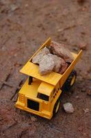 camión volquete de juguete amarillo