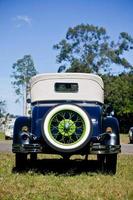 Vintage 1920s vista trasera del automóvil neumático de repuesto llanta verde foto