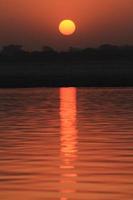 Sonnenaufgang am Ganges bei Varanasi photo