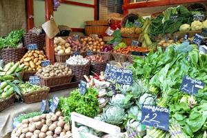 verduras en un puesto de mercado de agricultores foto