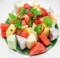 plato de una variedad de fruta fresca