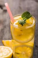 limonada con limón fresco y menta foto