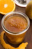 vaso de mermelada de pera con naranja