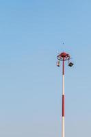 Torre de telecomunicaciones en la luz del atardecer. foto