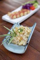 arroz japonés frito con ajo - punto de enfoque selectivo