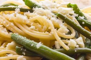 espagueti con aceite de ajo y judías verdes de italia