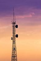 torre de telecomunicaciones de siluetas foto