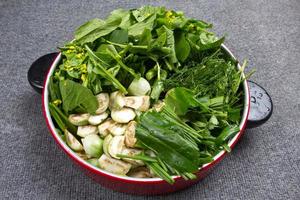 verduras verdes en rodajas para cocinar