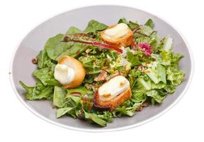 green salad with goat cheese and croutons