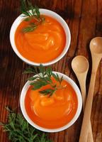 sopa de zanahoria en el tazón