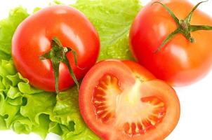 Ensalada de lechuga y vegetales con tomate foto