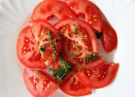 cortar rodajas de tomate foto