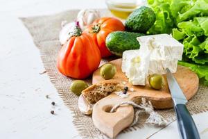 ingredientes para ensalada: tomate, lechuga, pepino, queso feta, cebolla, aceituna, ajo