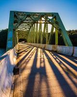 puesta de sol en un puente sobre el embalse de prettyboy, en el condado de baltimore