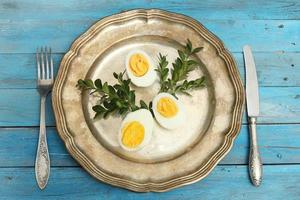 mesa con huevos cocidos, tiempo de pascua. foto