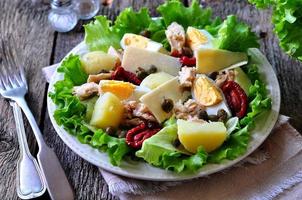 salad of lettuce, iceberg lettuce, with canned tuna, dried tomatoes