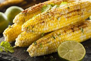 delicioso maíz mexicano a la parrilla foto