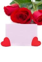Tarjeta rosa para saludos, corazones y rosas rojas, aislado foto