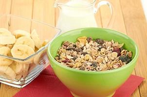 cereal delicioso y saludable en un tazón con leche foto