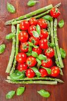 espárragos verdes y tomates cherry foto