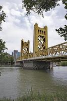 puente del río sacramento vertical foto