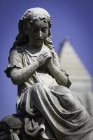estatua de niña rezando foto