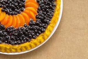 tarta de arándanos y albaricoques con frutas frescas foto