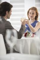 Brindis pareja romántica con champán en el restaurante