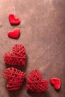 corazones rojos sobre fondo de madera para el día de san valentín