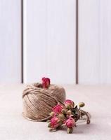 bola de hilo con ramo de rosas secas
