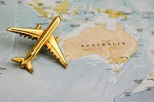 avión sobre el mapa de australia foto