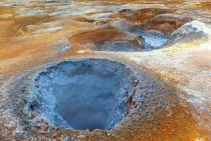 Ollas de barro caliente en el área geotérmica Hverir, Islandia