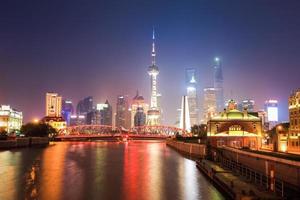 hermoso paisaje de shanghai en la noche foto
