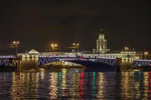 El puente del palacio en San Petersburgo, Rusia