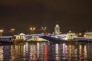 El puente del palacio en San Petersburgo, Rusia