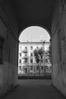 arco viejo en kronstadt en color blanco y negro foto
