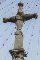 Cruz de piedra, plaza del ayuntamiento de Pastrana, en fiestas