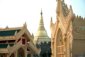 Pagoda dorada en el templo de myanmar, yangoon. foto