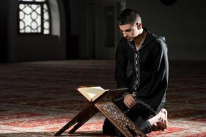 joven musulmán leyendo el Corán