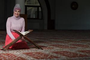 mujer musulmana leyendo el Corán