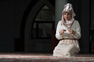 mujer musulmana está rezando en la mezquita