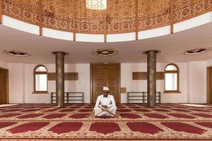 hombre musulmán africano está leyendo el Corán