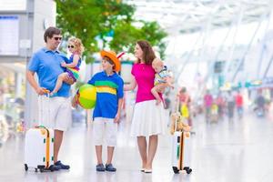 joven familia en el aeropuerto