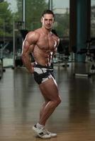 hombres musculosos flexionando los músculos foto