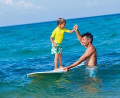 chico surfeando foto