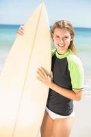 mujer bonita rubia con tabla de surf foto