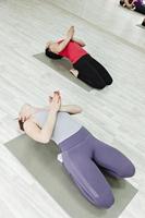 grupo de mujeres haciendo yoga